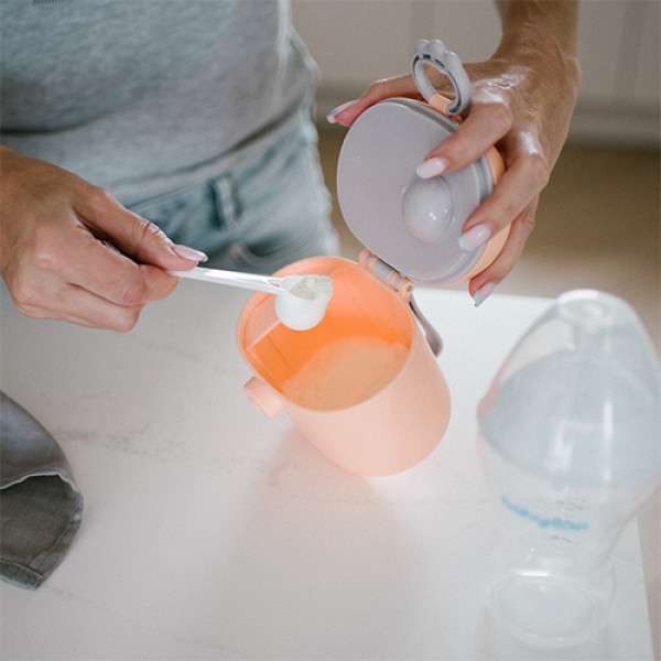 BabyOno Контейнер для молочної суміші з герметичною кришкою та ложечкою 240 мл (1544) 5901435415863